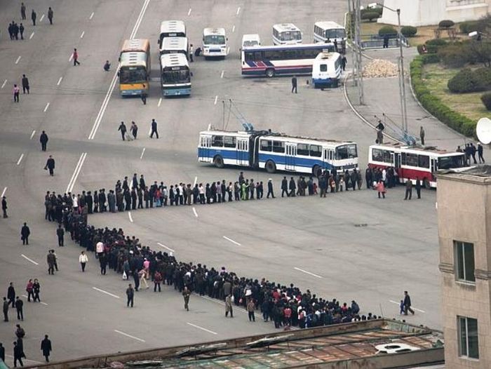 Warga harus menunggu berjam-jam berdiri di antrian hanya untuk bekerja atau pulang kerja.