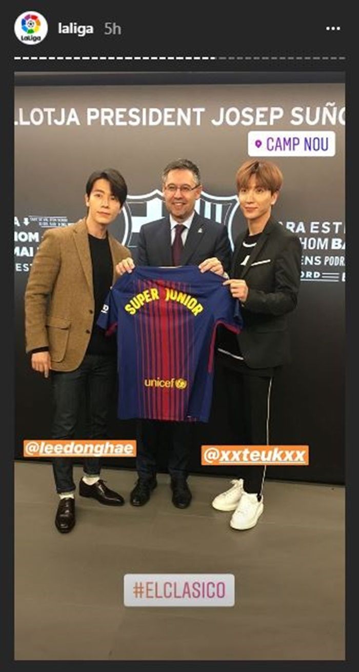 Donghae dan Leeteuk mendapat hadiah kaos Barcelona.