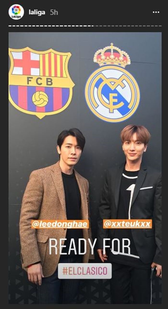 Leeteuk dan Donghae Super Junior berpose di depan lambang Barcelona dan Real Madrid.
