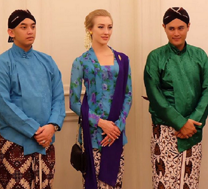 Varsha Strauss dalam balutan kebaya wrna biru