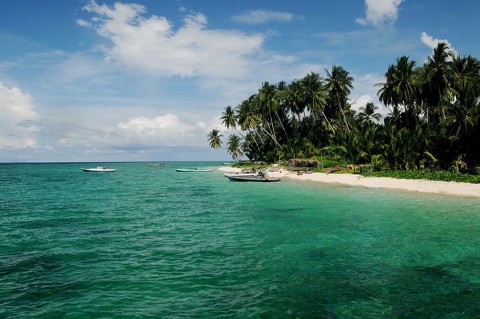 Tito Simon Pulau Derawan merupakan salah satu daya tarik wisata di Provinsi Kalimantan Timur, Indonesia.
