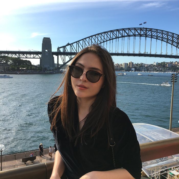 Olivia sedang berlibur