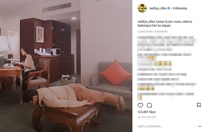 Raditya Dika memperlihatkan kamar bulan madunya
