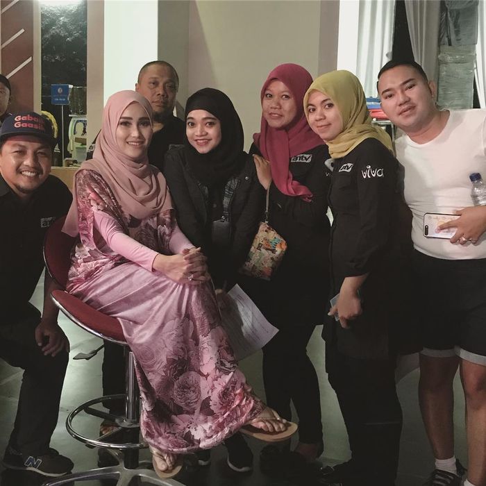 Ayu Ting Ting terlihat mengenakan gamis berwarna pink.