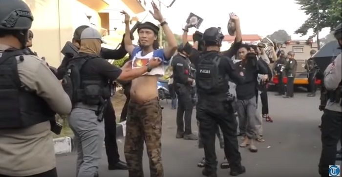 detik-detik napi teroris menyerahkan diri