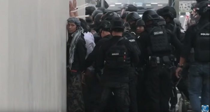 detik-detik napi teroris menyerahkan diri
