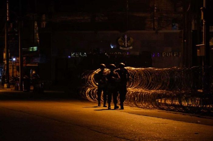 Personel Brimob berjaga di sekitar tempat kerusuhan