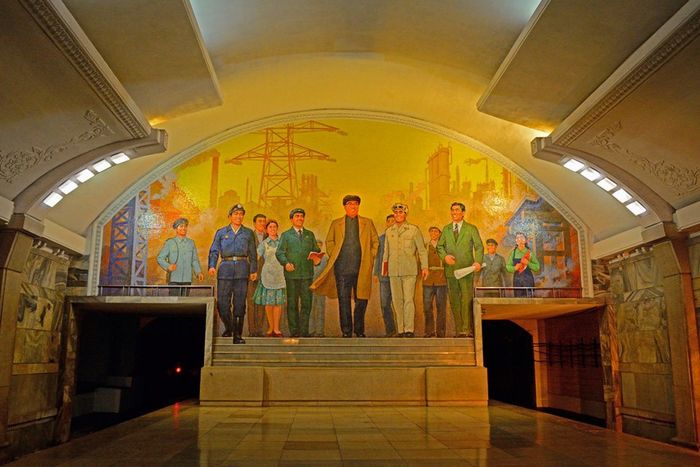Lukisan Kim Jong di dinding stasiun
