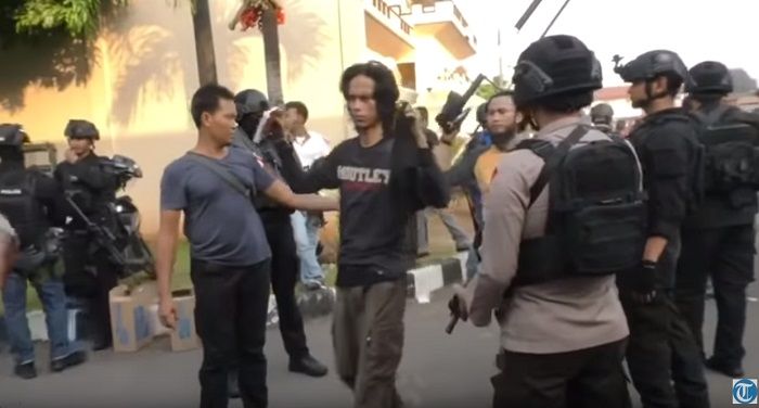 detik-detik napi teroris menyerahkan diri