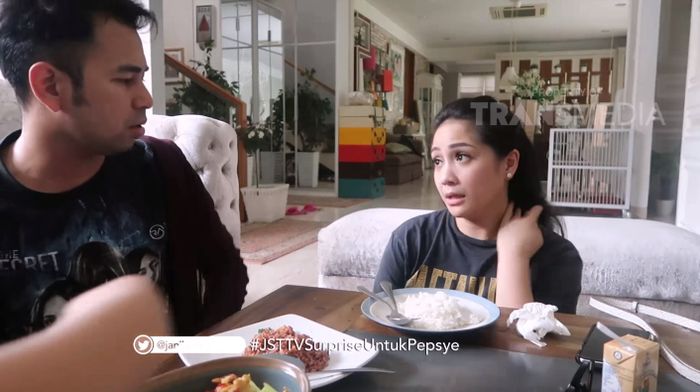 Tatapan Ngaita Slavina saat menegaskan baju cewek yang dikenakan Raffi Ahmad