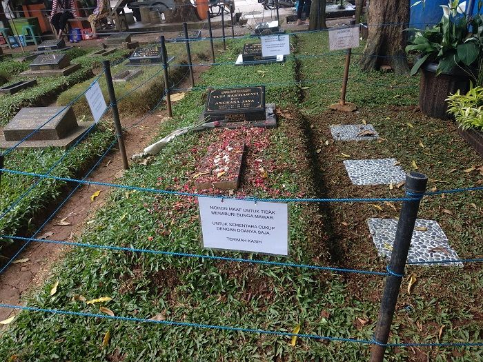 Makam Julia Perez di TPU Pondok Rangon, Cipayung, Jakarta Timur, kini dipenuhi dengan kertas imbauan.