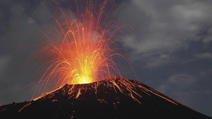 ilustrasi gunung Krakatau
