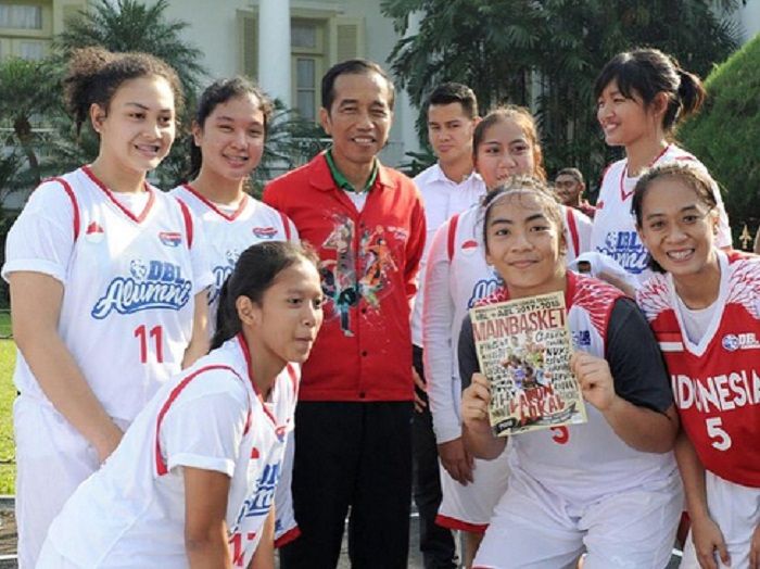 Jokowi bersama para atlet basket