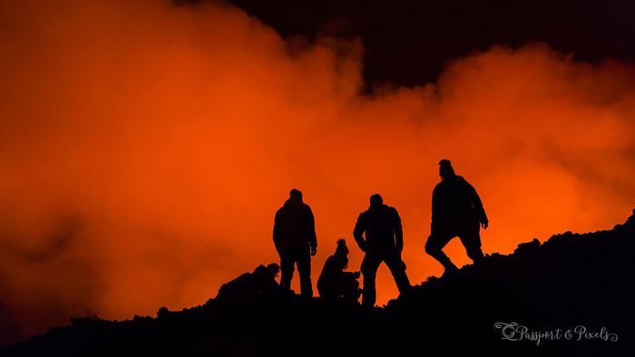 Fotografer Pemberani Abadikan Danau Lava Gunung Berapi Aktif yang Penuh Risiko