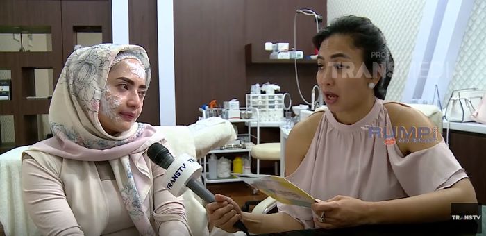 Yulia Mochamad saat diwawancara RUMPI