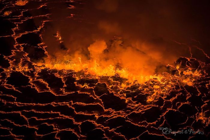 Fotografer Pemberani Abadikan Danau Lava Gunung Berapi Aktif yang Penuh Risiko