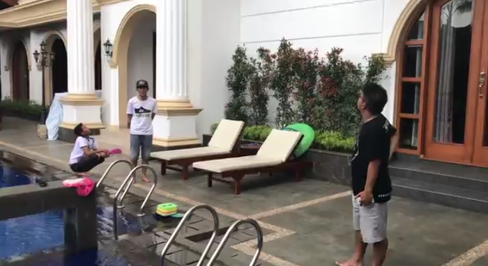 Kolam renang di rumah Sule