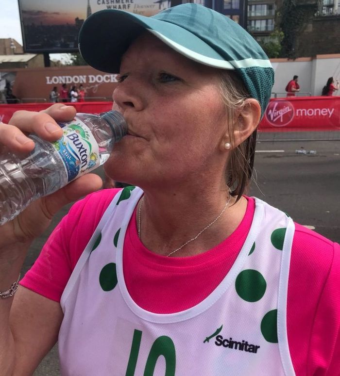 Johanna meminum air saat maraton