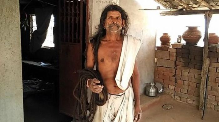 Rathwa memegang gulungan rambutnya