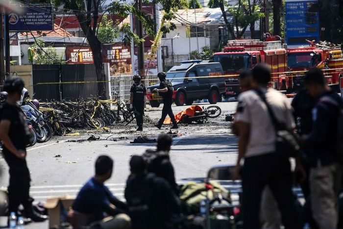 Anggota kepolisian bersiap meledakkan bom sisa di Gereja Pantekosta Pusat Surabaya (GPPS) di Jalan A