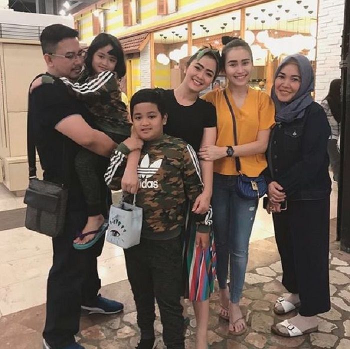 Ayu Ting Ting dan <a href='https://lampung.tribunnews.com/tag/vega-darwanti' title='Vega Darwanti'>Vega Darwanti</a> tak sengaja bertemu waktu malam minggu
