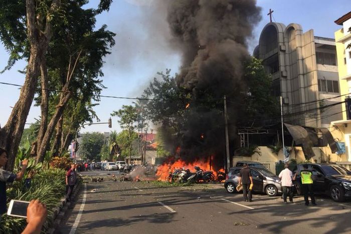 Kobaran api diduga dari bom bunuh diri di depan GKI Jl Diponegoro, Kota Surabaya, Minggu (13/5/2018)