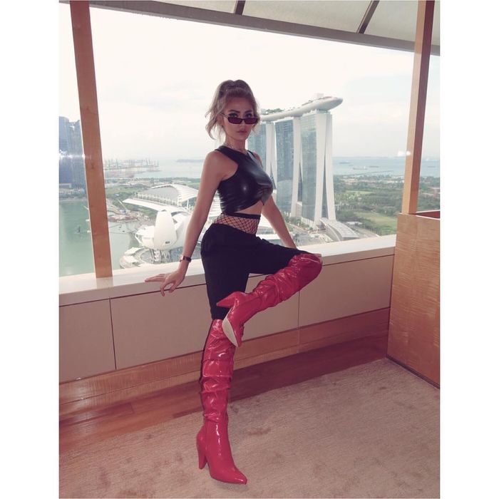 Jessica Iskandar dengan over the knee leather socks boots