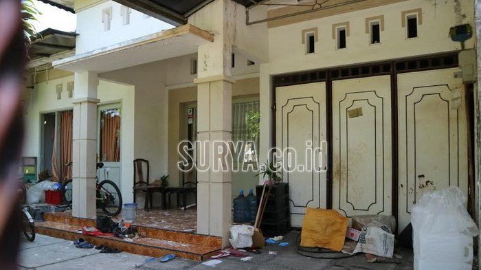 Rumah Dita nampak tak terawat