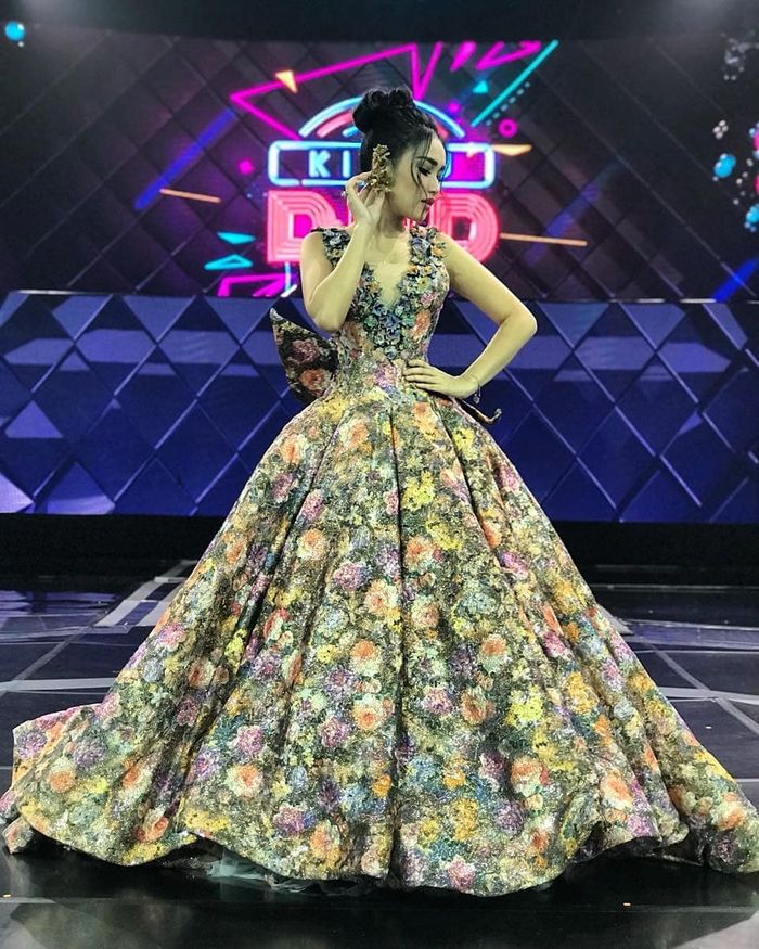 penampilan Ayu Ting Ting bak seorang queen of flowers