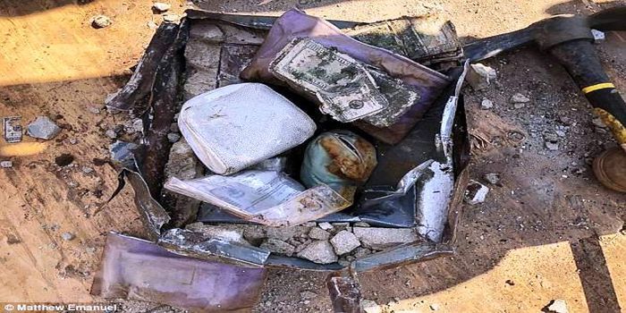 Didalam kotak penyimpanan terdapat tas berisi uang dan perhiasan berharga.