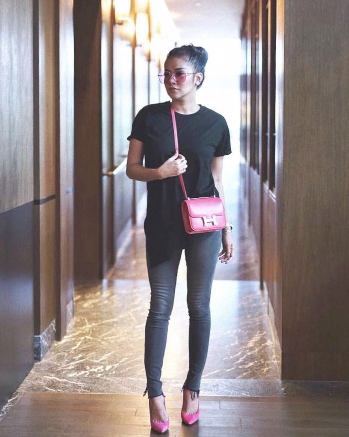 Olla Ramlan tampil dengan kaus oblong warna hitam serta frayed jeans