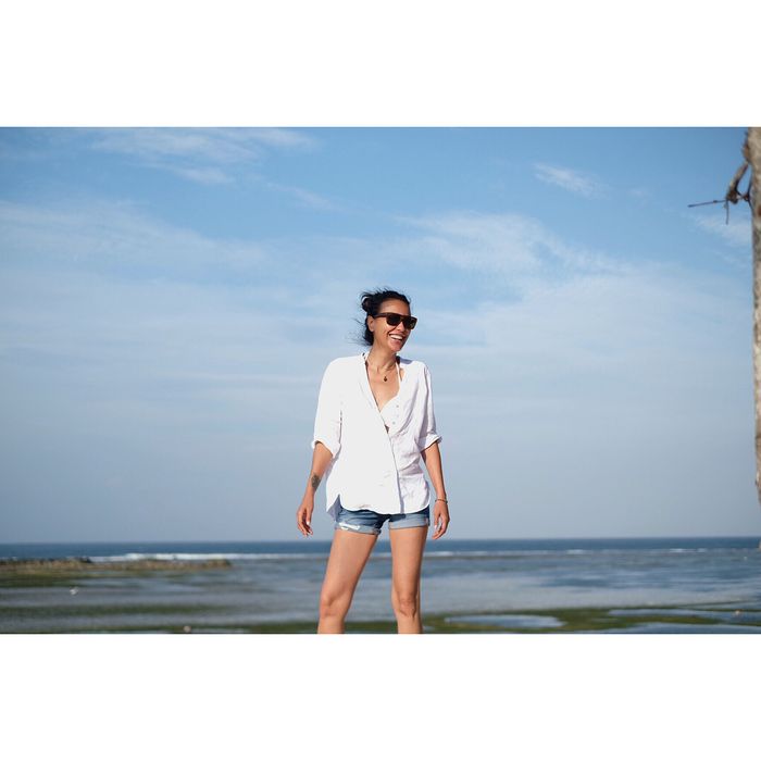 Sophia Latjuba memadukan bikini dengan kemeja putih dan hotpants denim