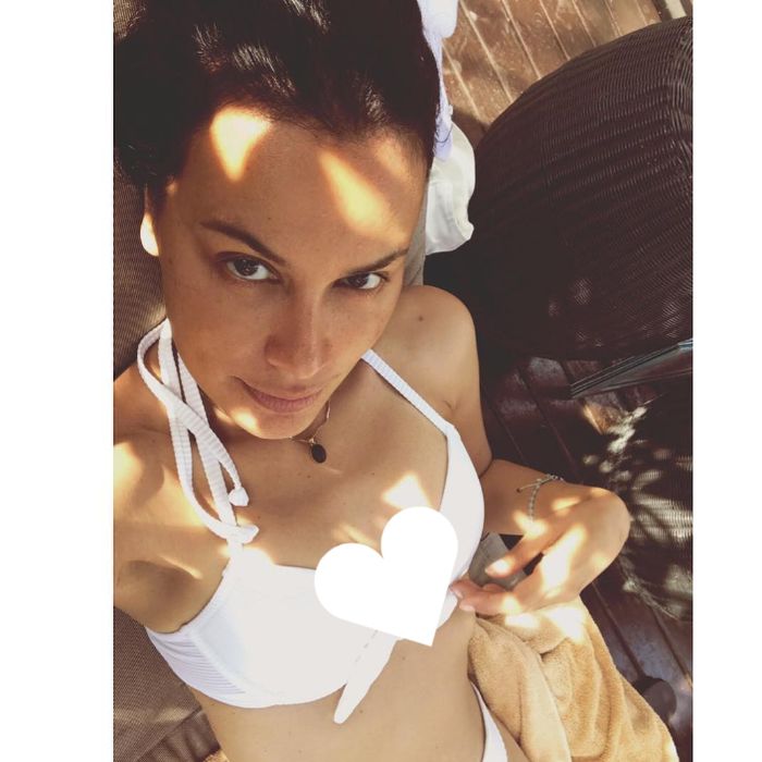 Sophia Latjuba mengenakan bikini two piece.
