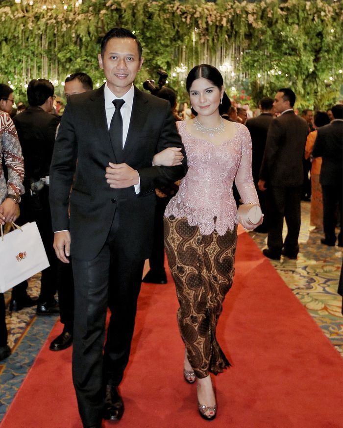Annisa Yudhoyono dengan kebaya