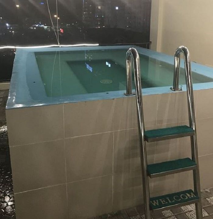 Rupanya kolam tersebut cuma bak mandi kecil.