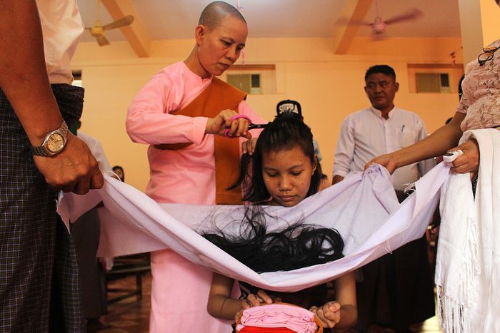 wanita Myanmar memangkas rambutnya hingga botak untuk jadi biarawati