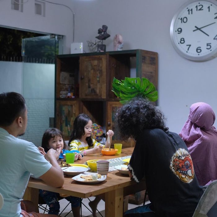Suasana sahur hari pertama keluarga Zaskia Adya Mecca
