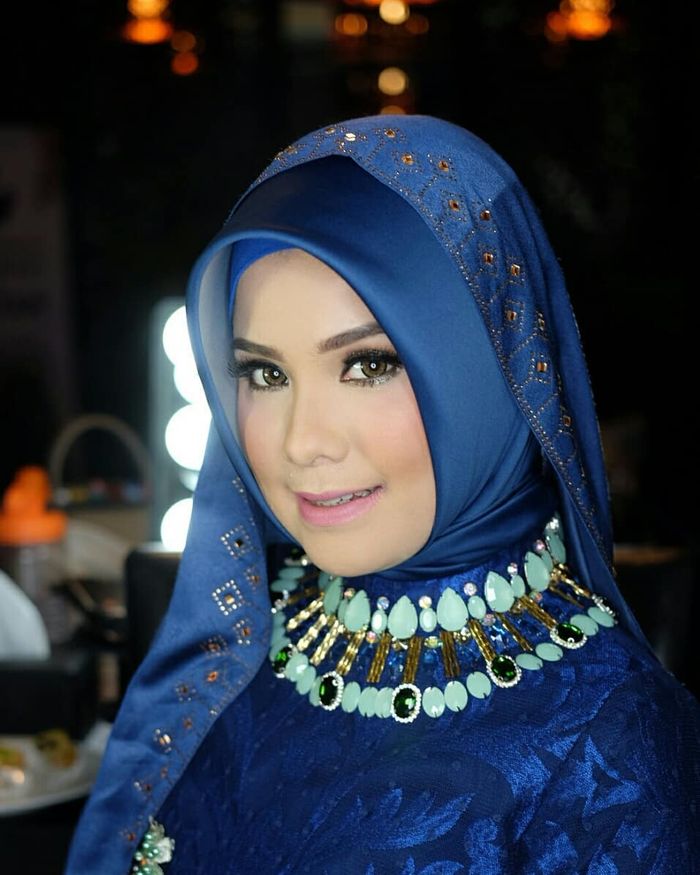 Gaya makeup Annisa oleh Barry Irawan