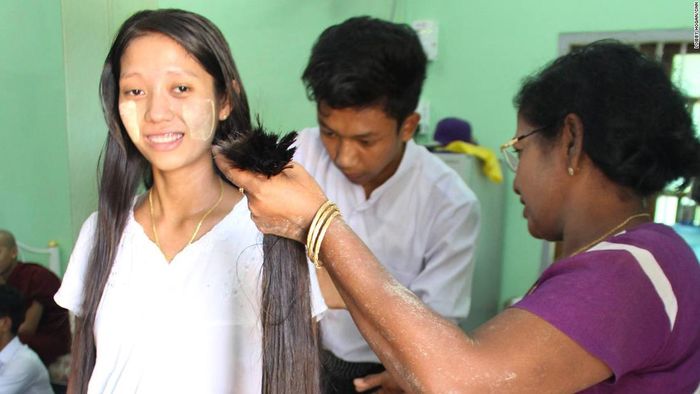 wanita di Myanmar memotong rambutnya untuk dijual