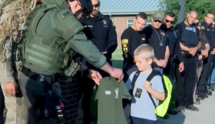 Dakota diberi kaus oleh tim SWAT