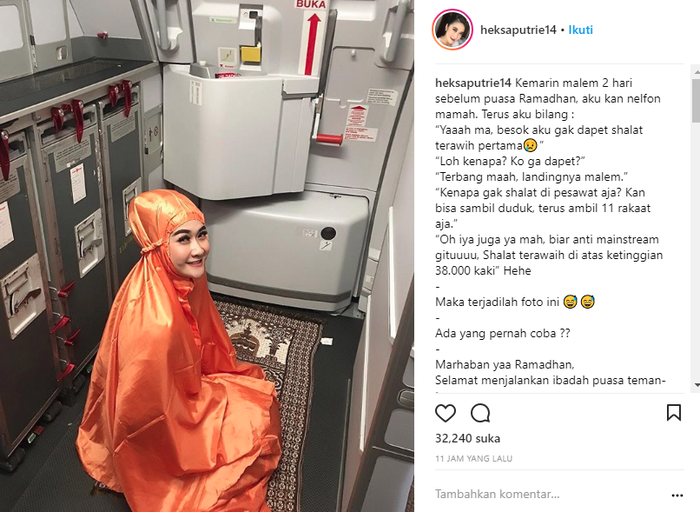 Akun @heksaputrie14 menggunggah saat ia salat di dalam pesawat
