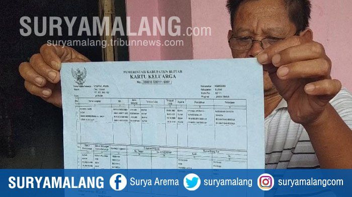 Sutikno sang Ketua RT menunjukkan KK Syamsul.