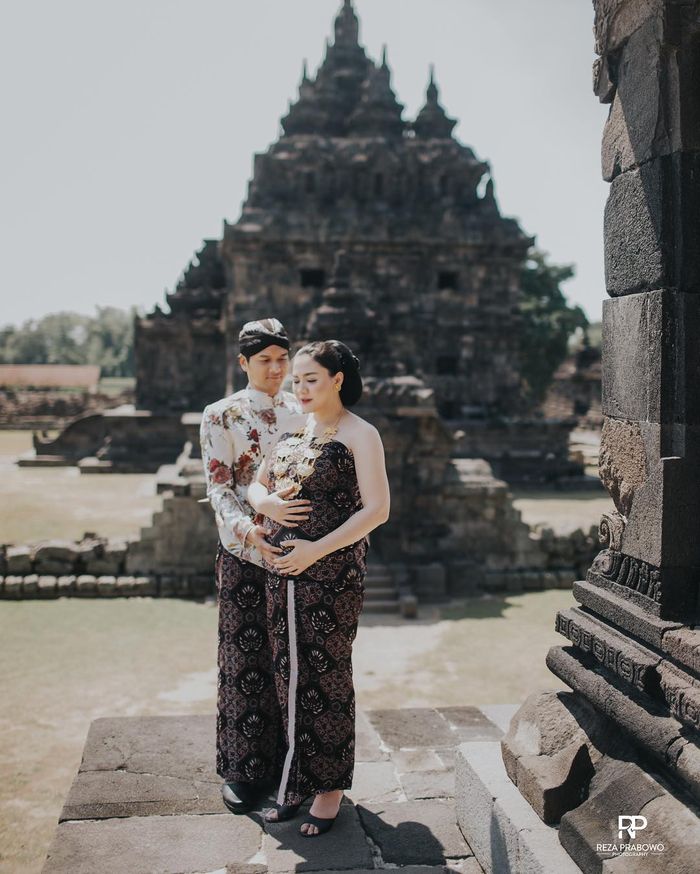 Maternity Shoot Vicky Shu | instagram/rezaprabowophoto