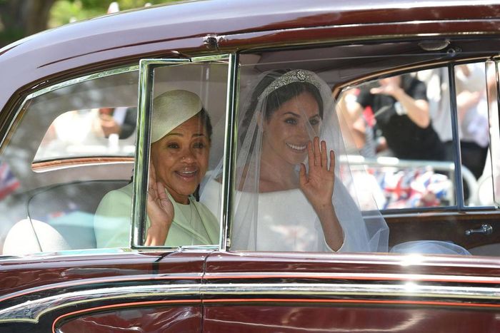 Meghan Markle kenakan hallo tiara yang ditaburi dengan berlian