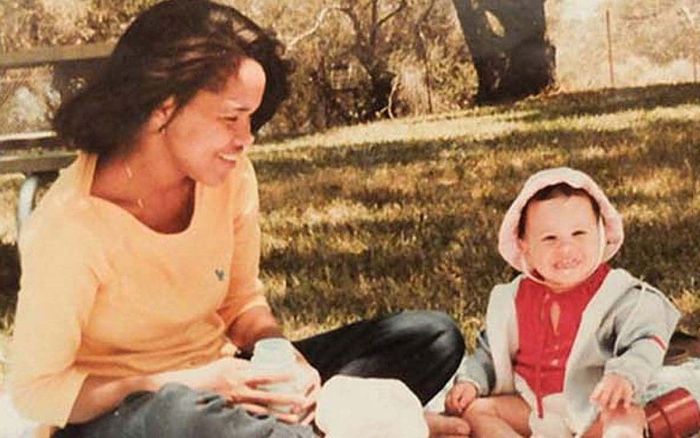 Foto Meghan Markle saat masih kecil di Rwanda bersama ibunya Doria Ragland 