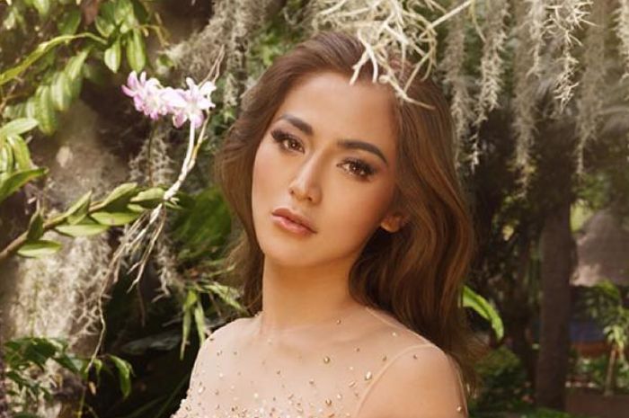Pose Tiduran di Tangga, Penampilan Seksi Jessica Iskandar dengan Stocking Mahal Jadi Sorotan!