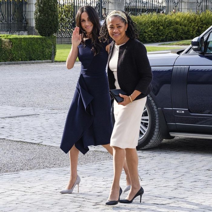 Kedatangan Doria Ragland ditemani Meghan Markle di Cliveden House hotel 