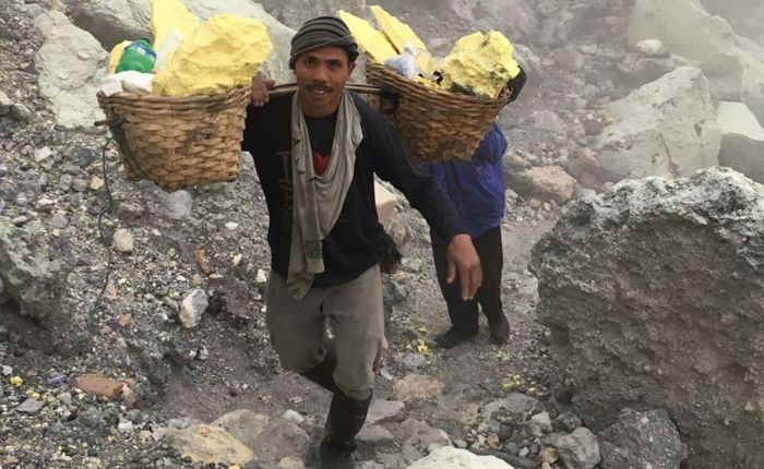 Pekerja di tambang gunung berapi.