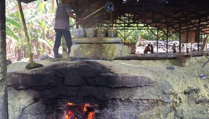 Pekerja mencairkan bijih sulfur.