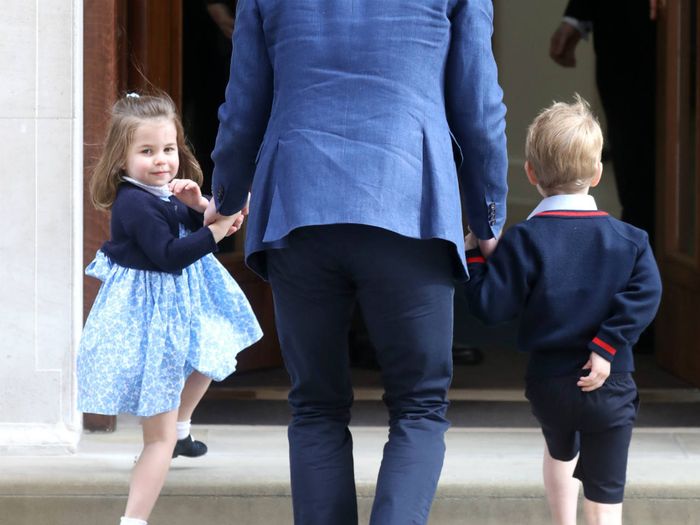 Putri Charlotte melambaikan tangannya saat akan menjenguk ibu dan adiknya